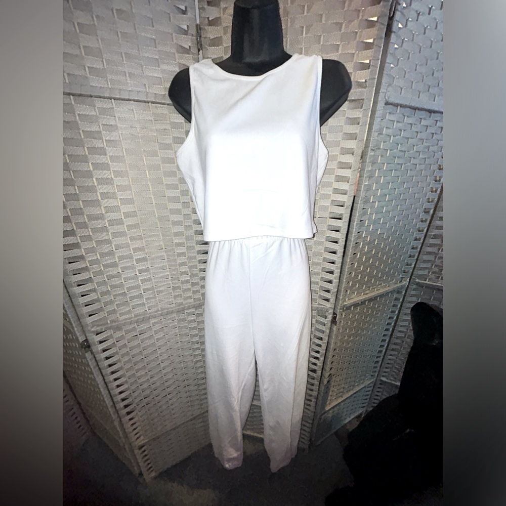 White 2pc tank and pants set!! Super soft and easy wearing 💎
